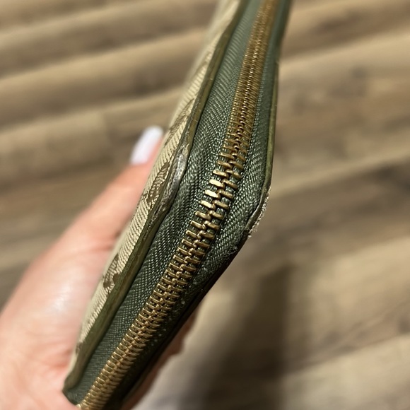 Gucci Wallet w/ Gift 🌺 - Picture 9 of 12